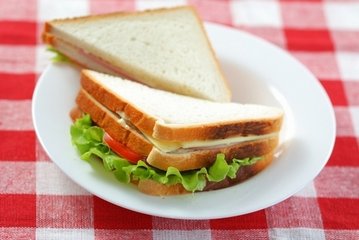 自制三明治，做法簡(jiǎn)單的營養(yǎng)早餐，早上你想來一份嗎