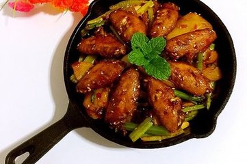 “干鍋雞翅”的家常做法，麻辣鮮香，好吃到舔盤子