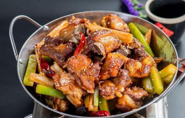 “干鍋排骨”的家常做法，做法簡單，口感麻辣鮮香